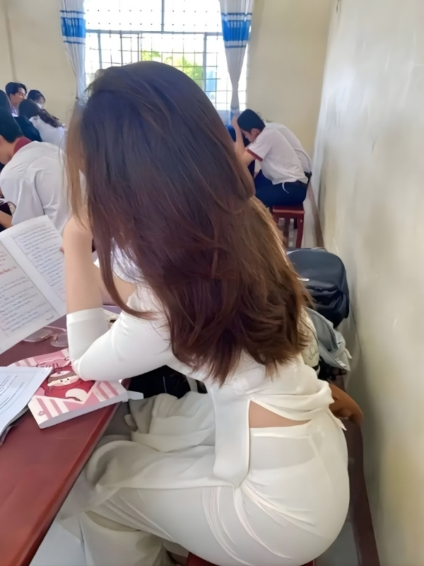 áo dài nữ sinh lộ chip