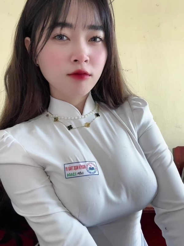 áo dài nữ sinh lộ ngực