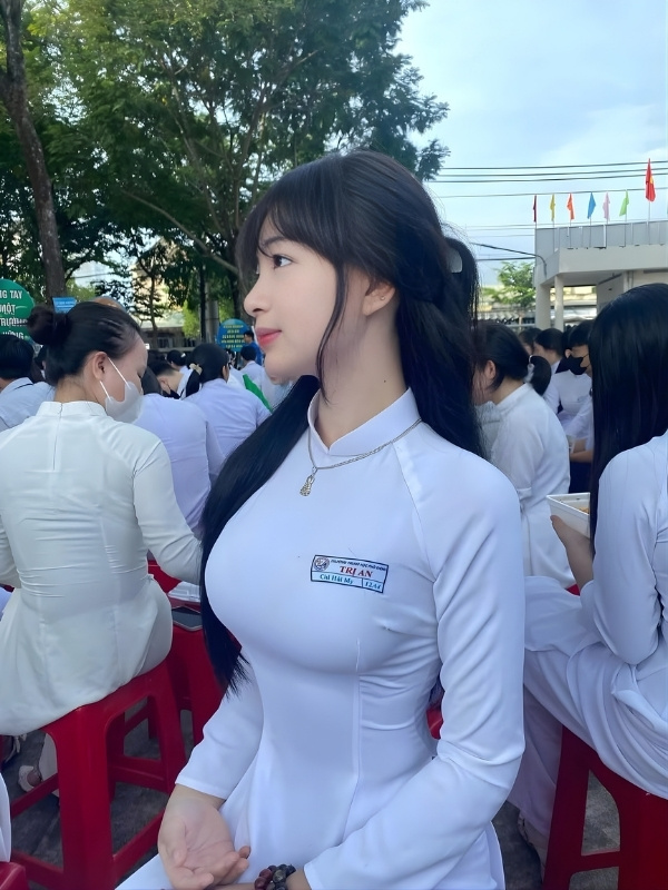 áo dài nữ sinh lộ vú