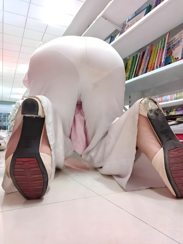 em sinh viên áo dài mông khủng