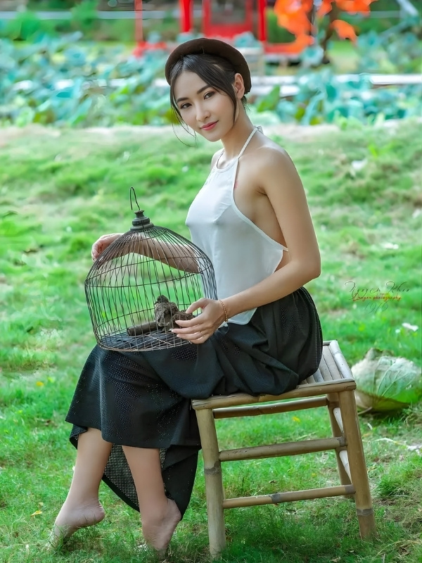 gái xinh áo yếm thả rông