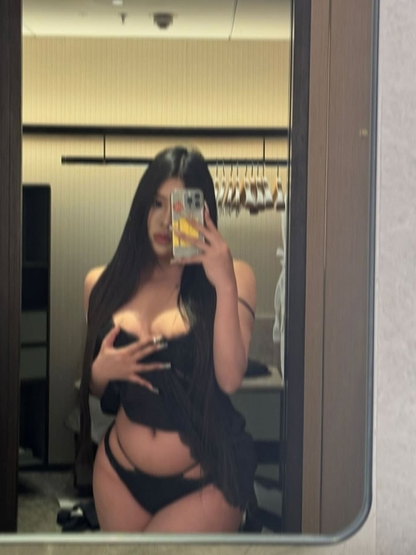 gái xinh cởi áo ướt át