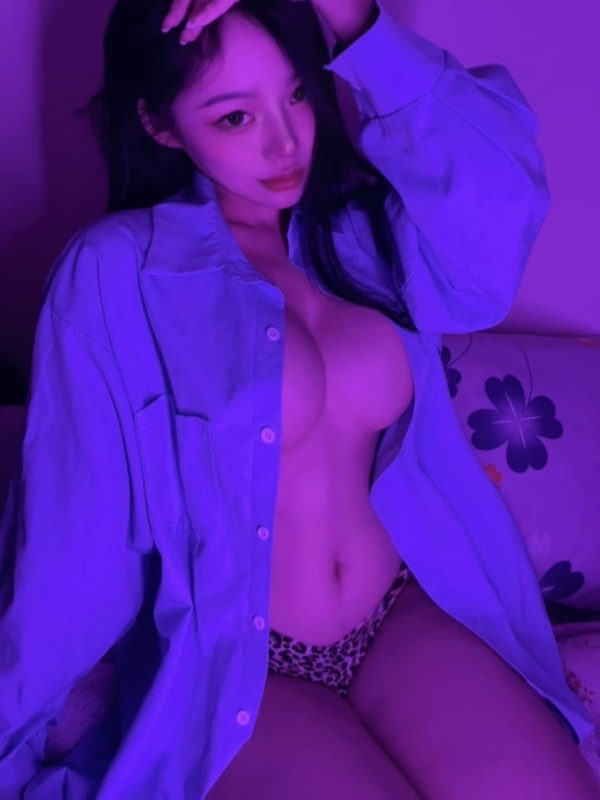 gái xinh cởi quần áo nude