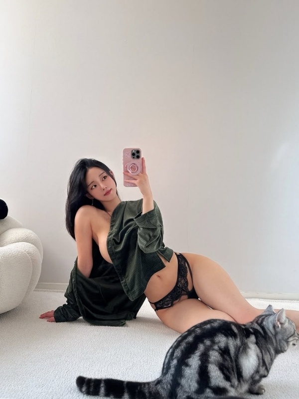 hot girl việt cởi áo cosplay