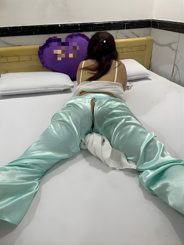 mặc áo dài ngắn không bra nhà nghỉ